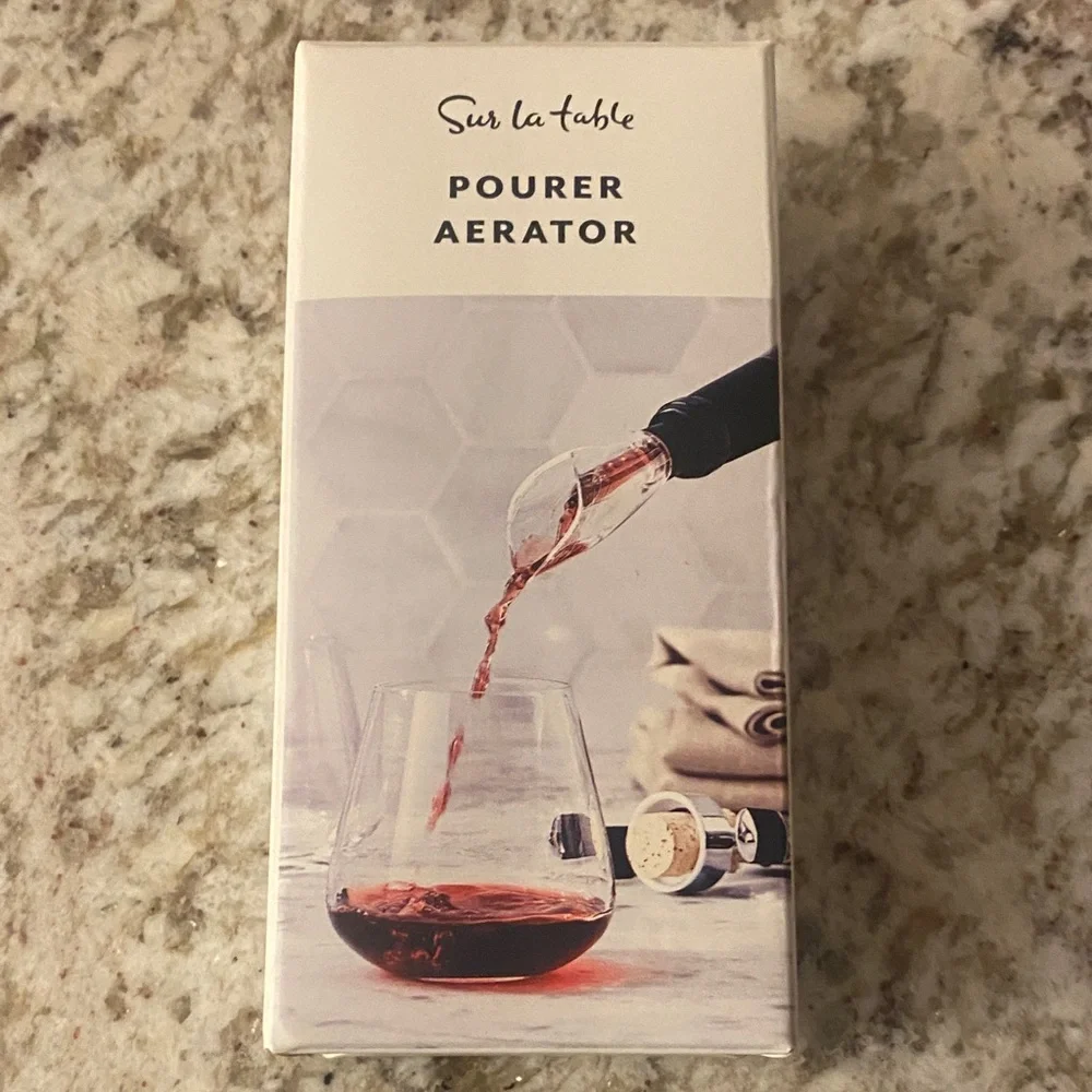 Sur La Table Wine Pourer Aerator NWT Acrylic & rubber 4 3/4x 1 1/4